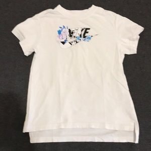 The nike tee for girls